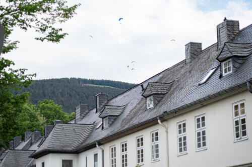 Drachenflieger über dem Haus